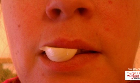 She Holds A Garlic Clove Between Her Lips For 5 Minutes… What It Does? Absolutely Brilliant!