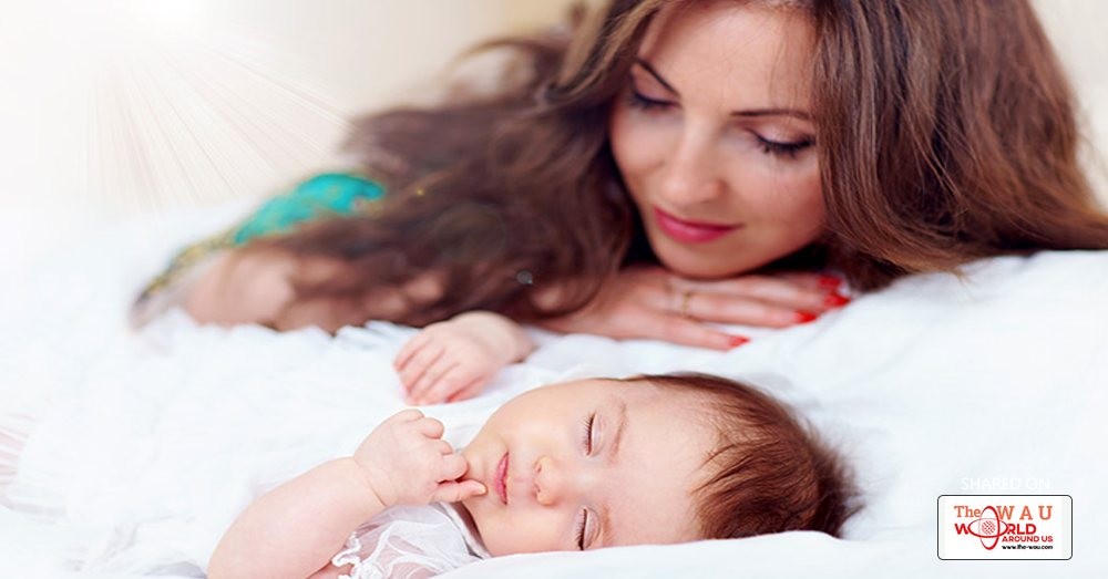 Маме приснились дочки. Мама со спящим малышом. Красивая мама. Спящий малыш и мама. Мама укладывает малыша.