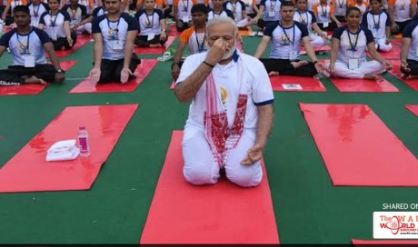 World Yoga Day 2017 : Pm Modi Performs Asanas in Rain, Thousands Join Him 