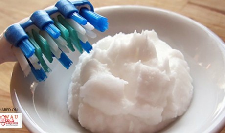 For These 6 Reasons You Should Use Coconut Oil as Toothpaste