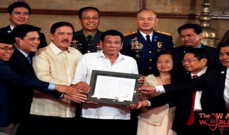 Philippines’ Duterte urges peace in unveiling Muslim autonomy law