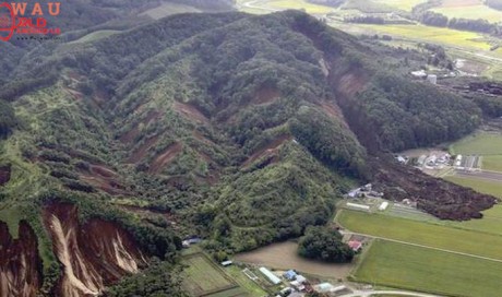 Buildings collapse, dozens injured & missing after 6.7 quake triggers landslides in Japan: Video