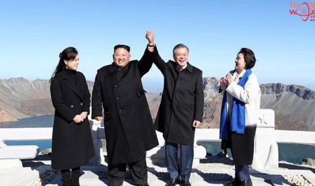 Two Koreas' leaders in mountain show of unity