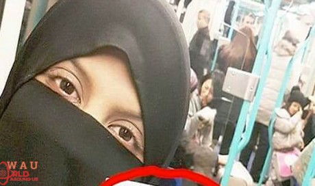 Woman Wearing Niqab Receives Unexpected Note From Stranger on a Train
