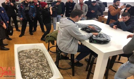 Man buys Apple iPhone XS by paying with a bathtub full of coins