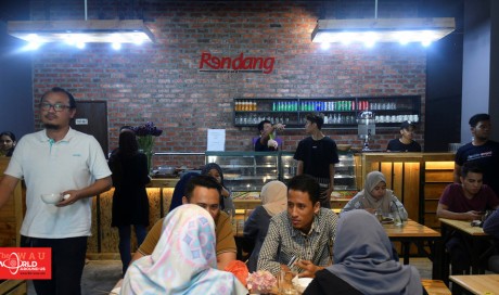 Ramadan police: Malaysian officials disguise as waiters to catch Muslims who skip fasting