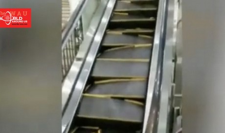 Video: Escalator steps break apart while carrying passengers