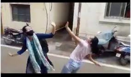 Pune girl welcomes sister who defeated coronavirus with energetic dance to Tai Tai Phish. Viral video