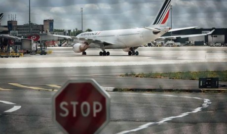 Paris airport plan reviewed as traffic plummets