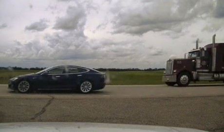Canada Tesla driver charged over \'napping while speeding\'